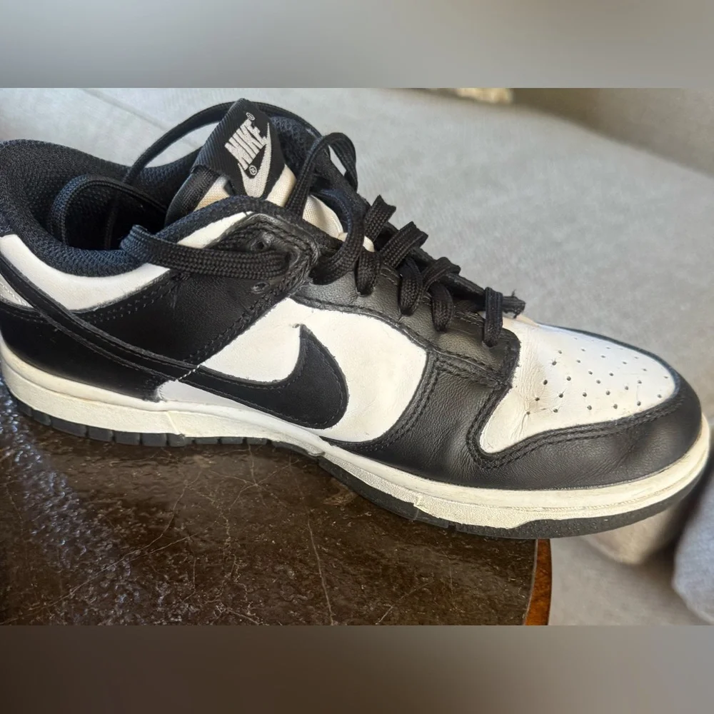 Nike Woman Black and White Athletic Sneakers